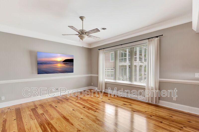 Elevated Elegance with Boat Access — A Property That Shines property image