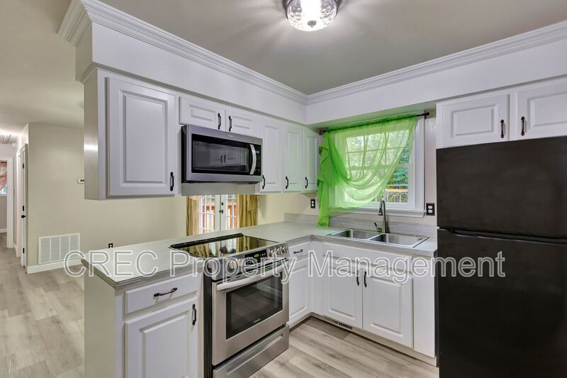 Beautifully Renovated 4-Bedroom Home on Half an Acre in Moncks Corner! property image