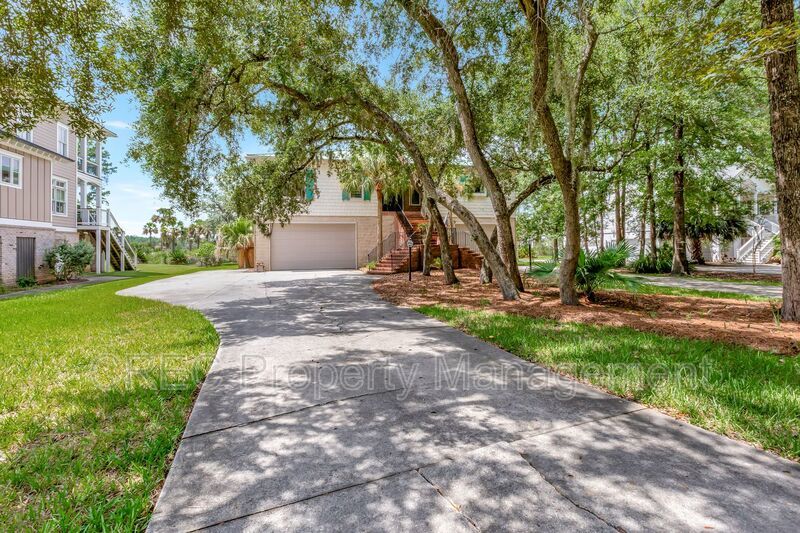 Elevated Elegance with Boat Access — A Property That Shines property image