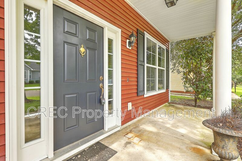 Renovated! Charleston single style with double front porches. property image