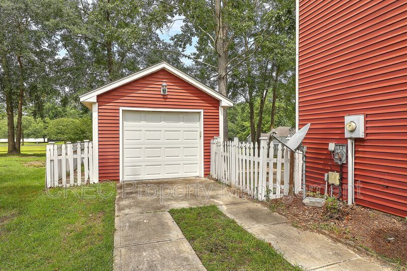 Renovated! Charleston single style with double front porches. property image