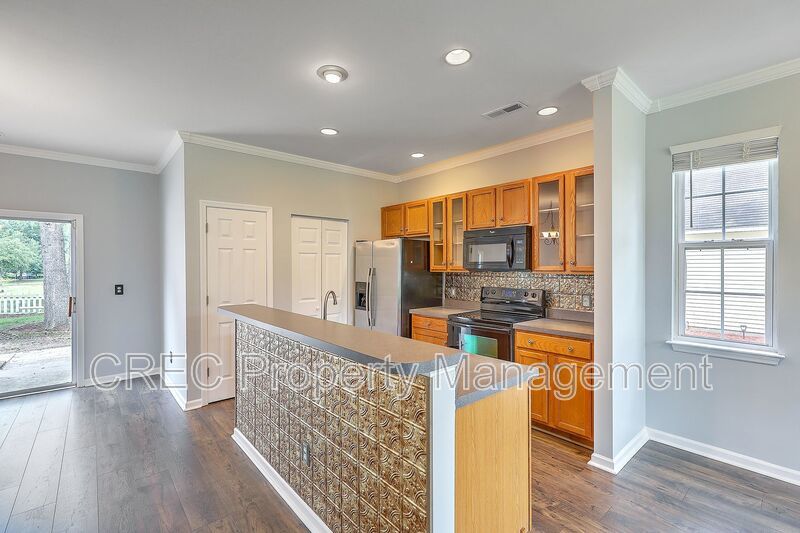 Renovated! Charleston single style with double front porches. property image