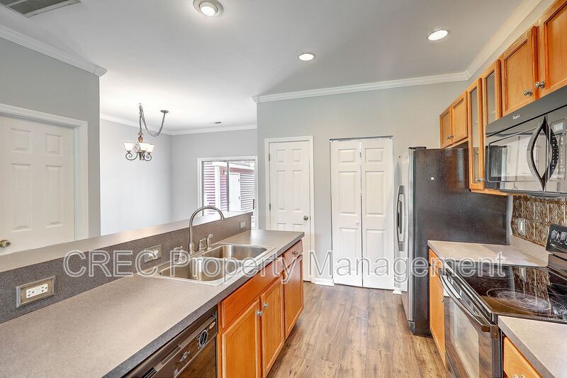 Renovated! Charleston single style with double front porches. property image
