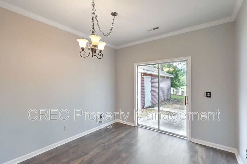 Renovated! Charleston single style with double front porches. property image
