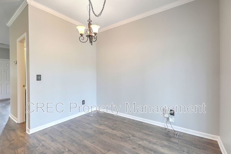 Renovated! Charleston single style with double front porches. property image