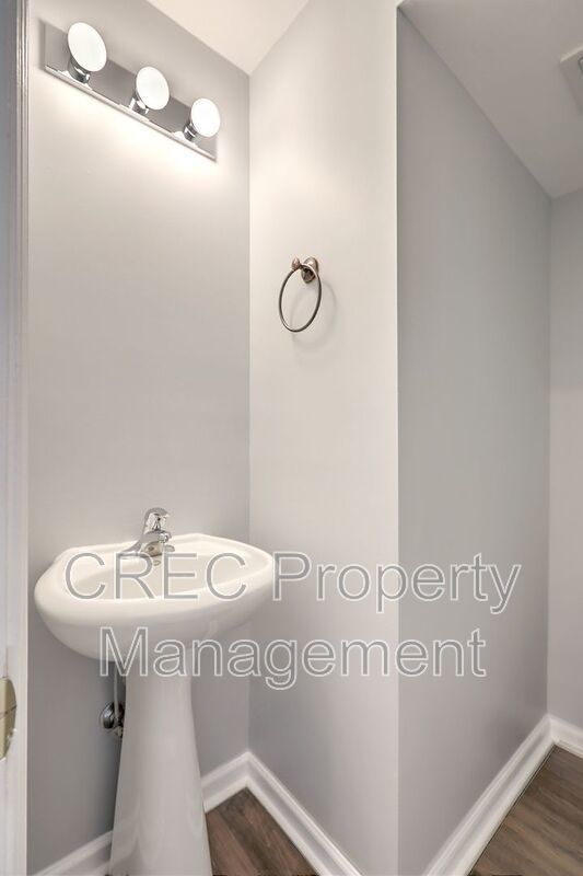 Renovated! Charleston single style with double front porches. property image