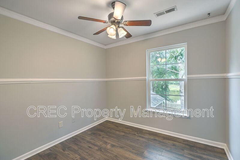 Renovated! Charleston single style with double front porches. property image