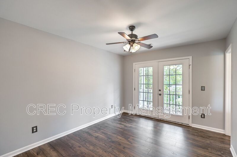 Renovated! Charleston single style with double front porches. property image