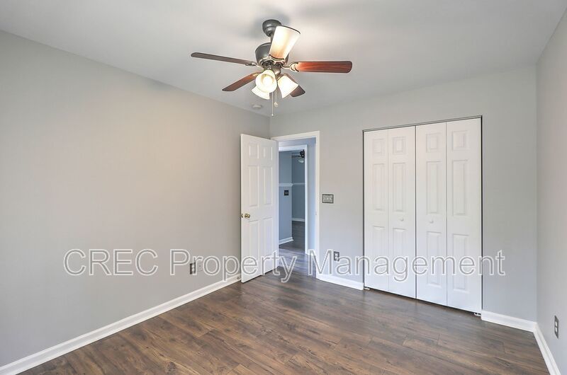 Renovated! Charleston single style with double front porches. property image