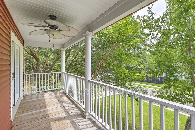 Renovated! Charleston single style with double front porches. property image