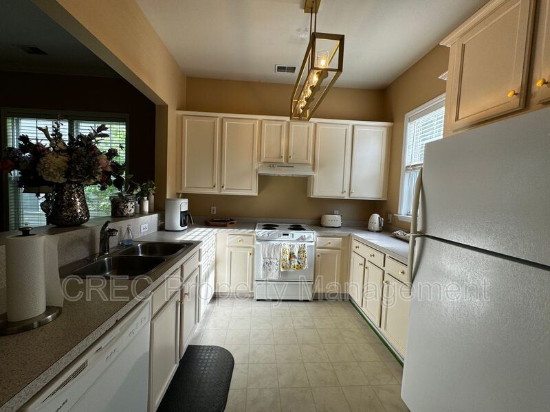 Charming 2-Story Home in White Gables! property image