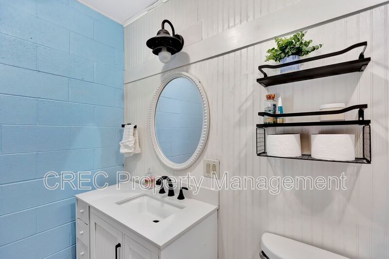 Elevated Elegance with Boat Access — A Property That Shines property image