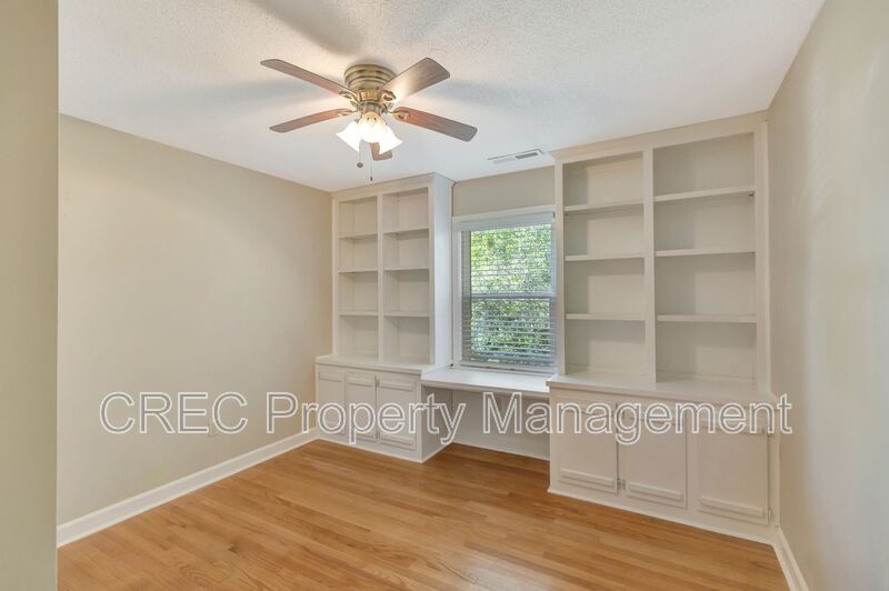 BONUS INCENTIVE OFFERING! Stylish, Move-In Ready Home Tucked Away on a Quiet Cul-de-Sac property image