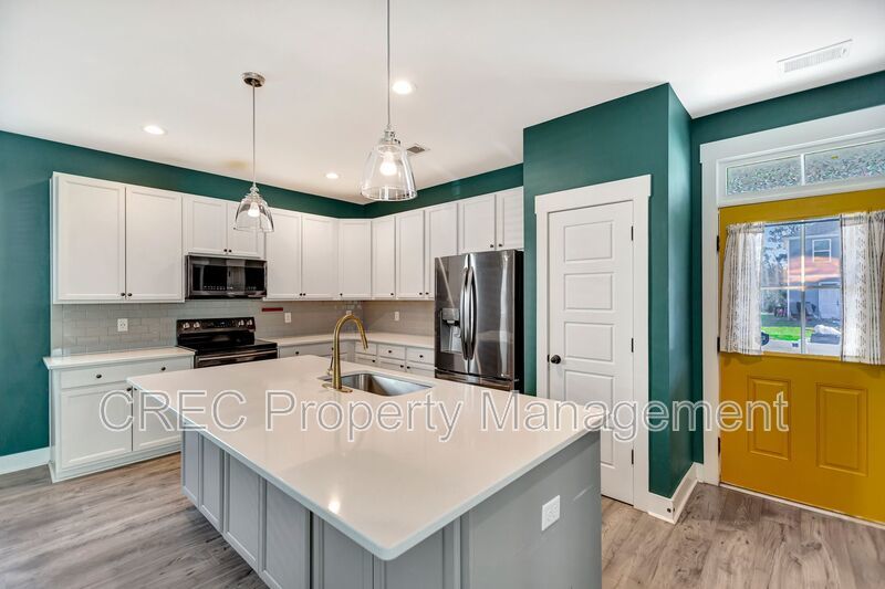 Hidden Gem in Greater Park Circle – End-Unit Cottage Living with Master Down & Park Views property image