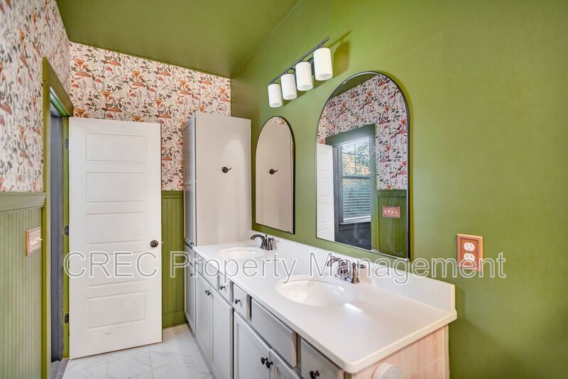 Hidden Gem in Greater Park Circle – End-Unit Cottage Living with Master Down & Park Views property image