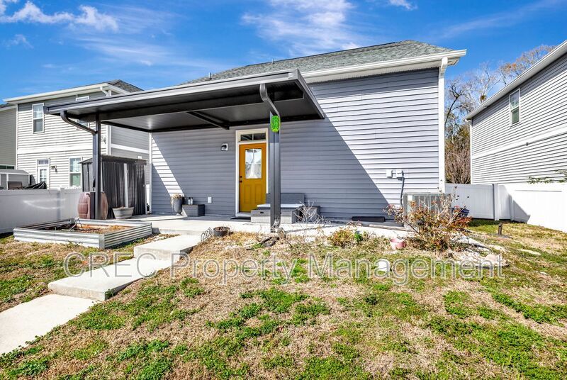 Hidden Gem in Greater Park Circle – End-Unit Cottage Living with Master Down & Park Views property image