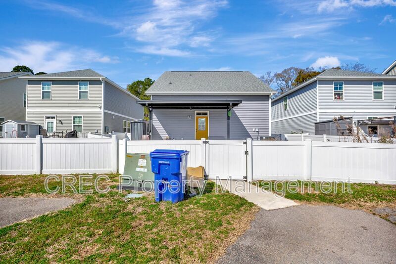 Hidden Gem in Greater Park Circle – End-Unit Cottage Living with Master Down & Park Views property image