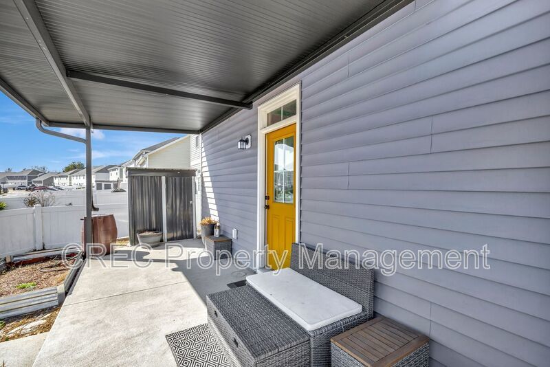 Hidden Gem in Greater Park Circle – End-Unit Cottage Living with Master Down & Park Views property image