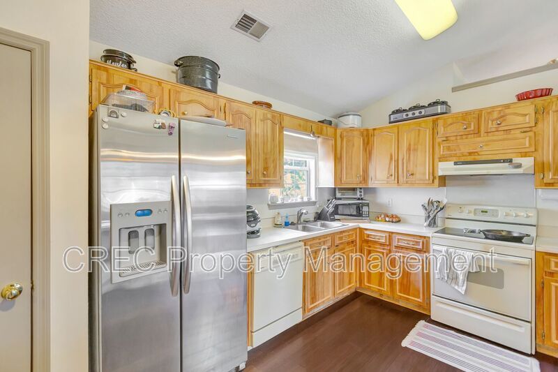 Island Garden Retreat – Fenced Yard, No HOA, Boat & Camper Access Near Folly property image