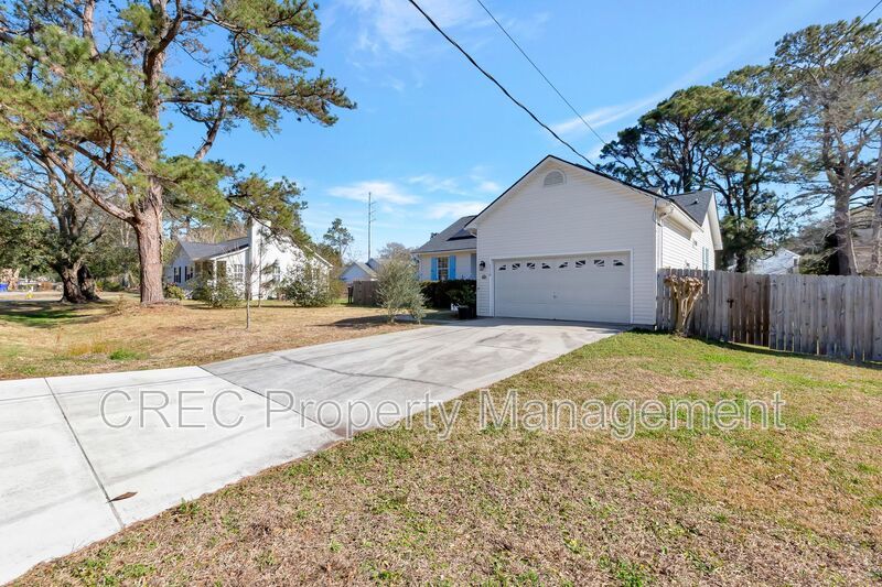 Island Garden Retreat – Fenced Yard, No HOA, Boat & Camper Access Near Folly property image