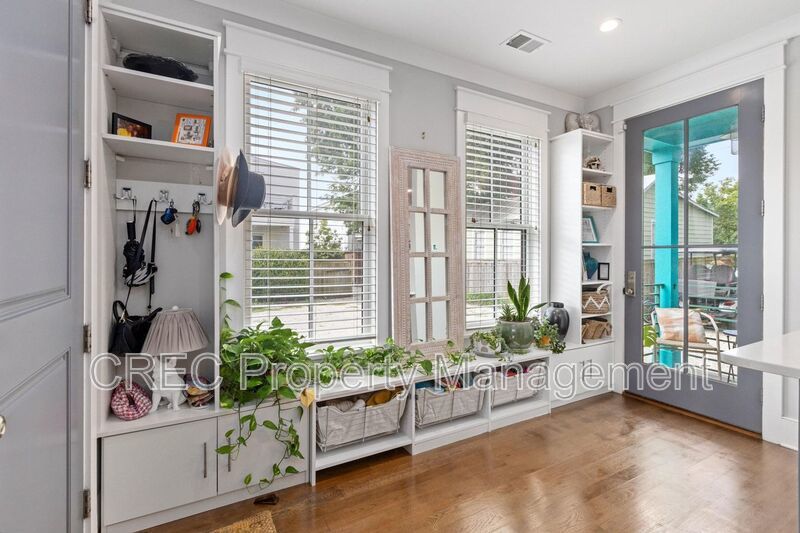 Luxury Three Level Downtown Charleston Home Near Hampton Park with Private Balconies property image