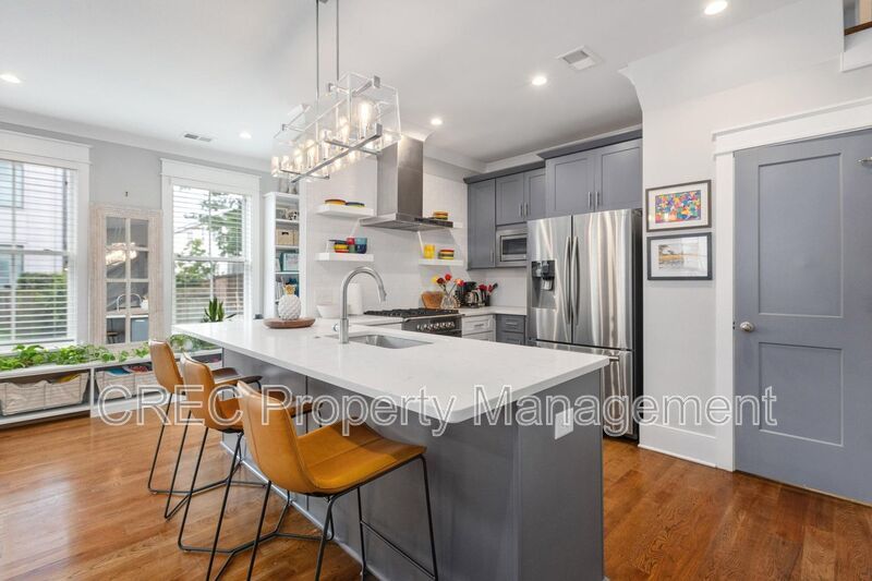 Luxury Three Level Downtown Charleston Home Near Hampton Park with Private Balconies property image