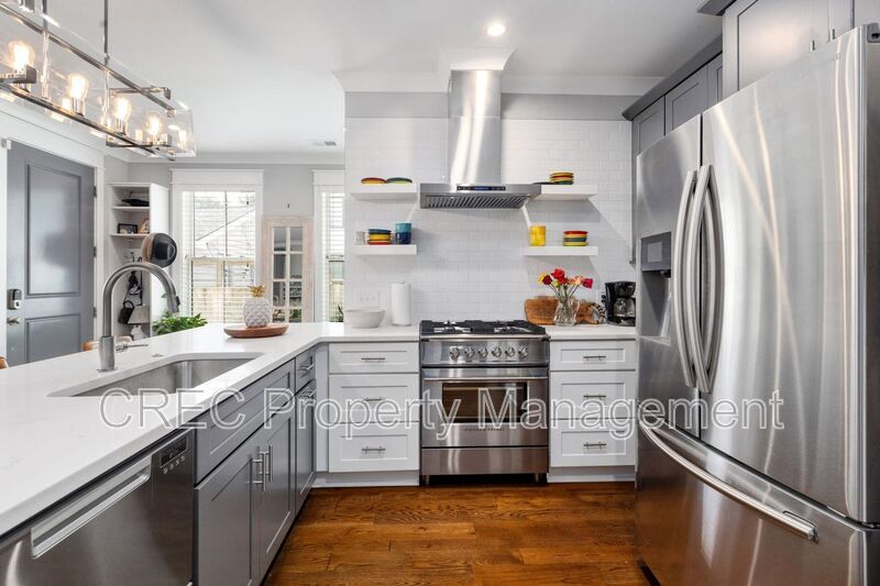 Luxury Three Level Downtown Charleston Home Near Hampton Park with Private Balconies property image