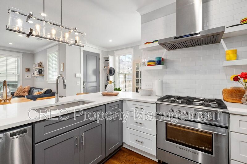 Luxury Three Level Downtown Charleston Home Near Hampton Park with Private Balconies property image