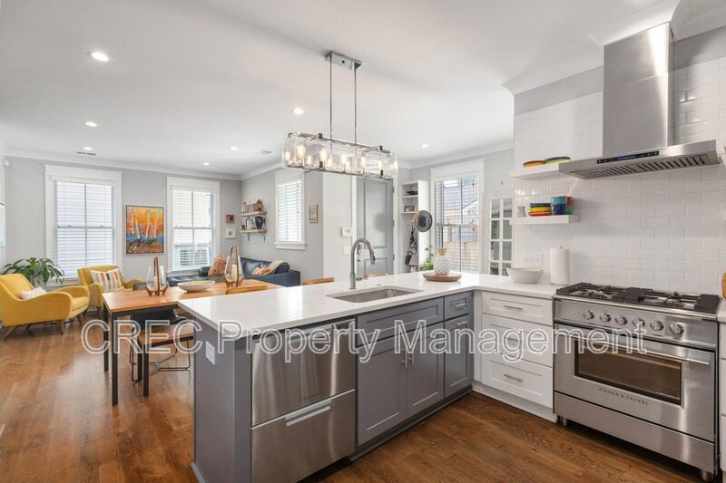 Luxury Three Level Downtown Charleston Home Near Hampton Park with Private Balconies property image