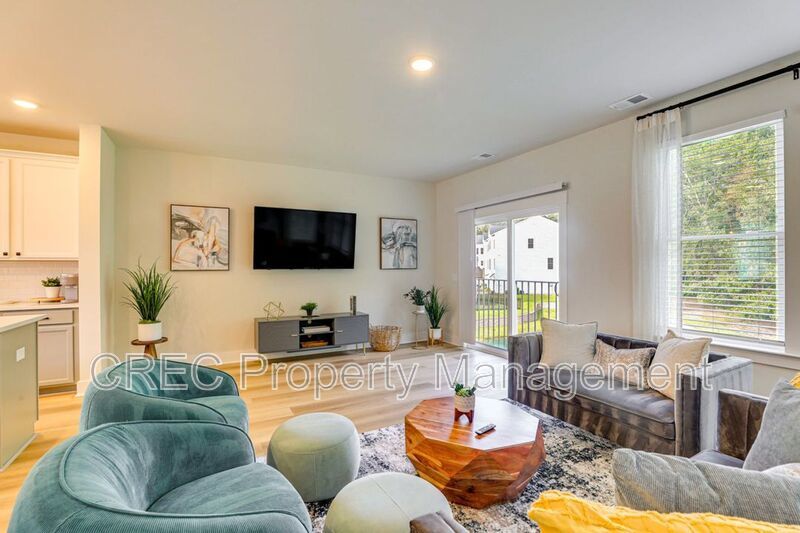 Fully Furnished Luxury Townhome in Coopers Bluff with Pond Views: 3 Stories of Elevated Living property image