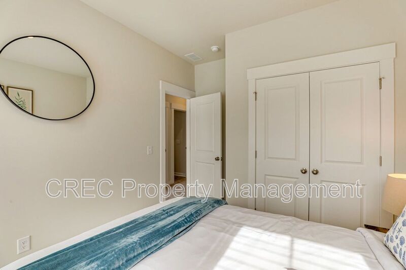 Fully Furnished Luxury Townhome in Coopers Bluff with Pond Views: 3 Stories of Elevated Living property image