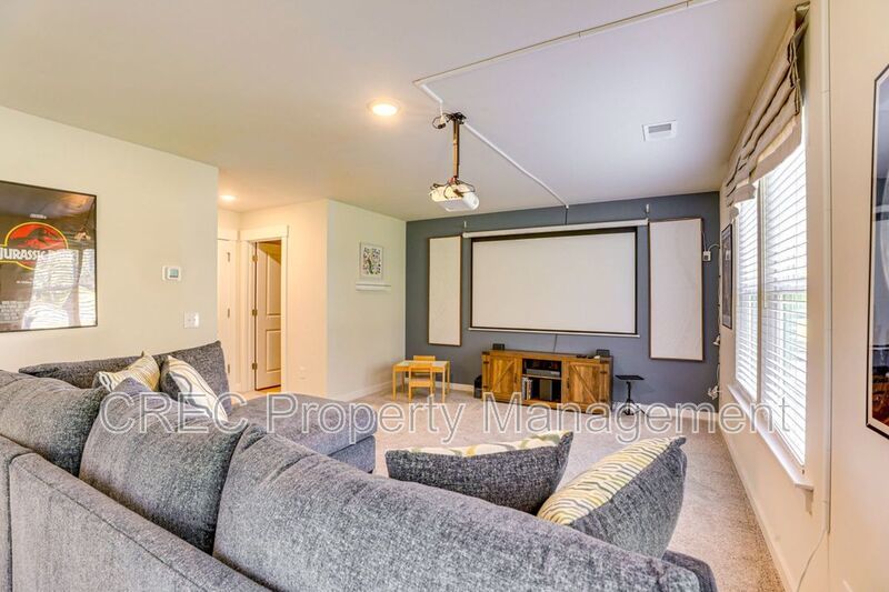 Fully Furnished Luxury Townhome in Coopers Bluff with Pond Views: 3 Stories of Elevated Living property image