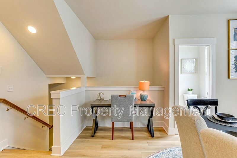 Fully Furnished Luxury Townhome in Coopers Bluff with Pond Views: 3 Stories of Elevated Living property image