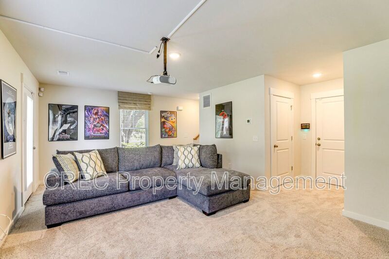 Fully Furnished Luxury Townhome in Coopers Bluff with Pond Views: 3 Stories of Elevated Living property image