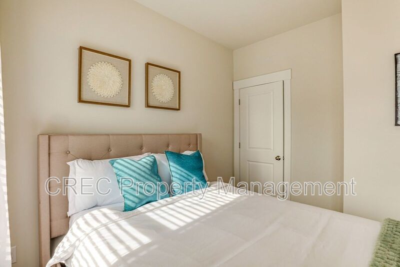 Fully Furnished Luxury Townhome in Coopers Bluff with Pond Views: 3 Stories of Elevated Living property image