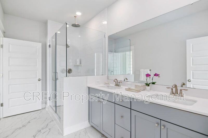 NEW PRICE & FREE MONTH OF RENT! Luxurious End-Unit Townhome with Elevator & Gourmet Kitchen – 4 Beds, 3.5 Baths, Prime Location! property image