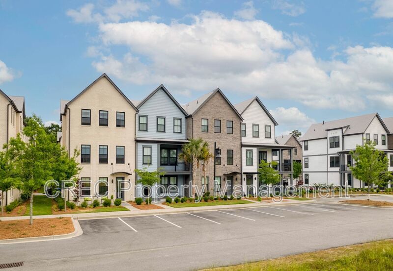 NEW PRICE & FREE MONTH OF RENT! Luxurious End-Unit Townhome with Elevator & Gourmet Kitchen – 4 Beds, 3.5 Baths, Prime Location! property image
